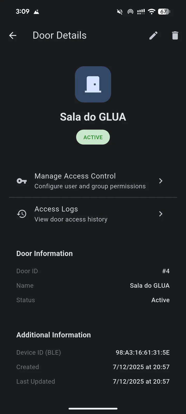 Door details for Sala do GLUA with status, Bluetooth identifier and access-control entry.